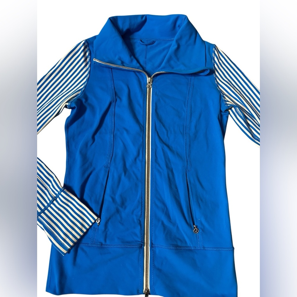 Lululemon Daily Yoga Jacket
Beaming Blue / Classic Stripe Polar, size 4 - Picture 8 of 15